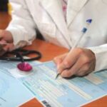 Лікарі настійно рекомендують брати лікарняний лист у разі захворювання