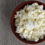 Чому дієтологи не рекомендують їсти кисломолочний сир на вечерю