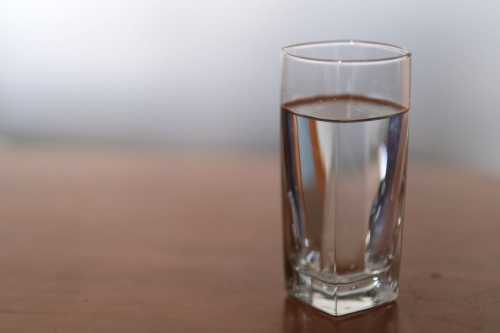 Страждання з водою скасовується: розвіяно міф про необхідність споживання восьми склянок води на день