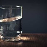 Чому вода, вжита зі склянки, що стояла протягом ночі біля ліжка, може викликати нудоту