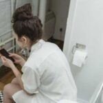 Ось чому у жодному разі не можна ходити в туалет зі смартфоном