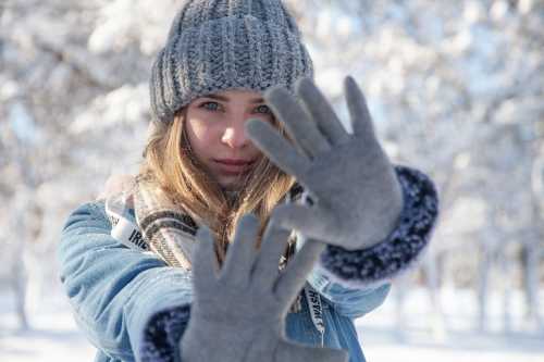 Чому одних лише рукавичок мало, щоб взимку врятувати руки від почервоніння