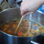 Чи потрібно позбуватися пінки, що утворюється під час варіння бульйону