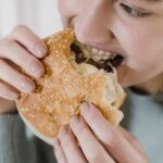 Які звичні продукти псують шкіру і чим їх замінити в раціоні