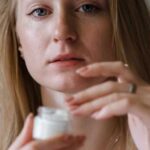 Чому дерматологи не рекомендують дорослим використовувати дитячий крем для догляду за обличчям