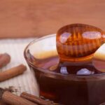 Чому у холоди варто частіше вживати мед з корицею