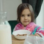 Дієтологи назвали найшкідливіші продукти, які батьки дають дітям