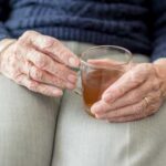 Ці продукти за жодних обставин не варто їсти похилим людям — вони крадуть дні життя