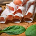 Зробіть це, і на шинці ніколи не з’явиться слиз — зберігайте продукти правильно
