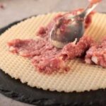 Викладіть фарш на вафельні листи та поставте в духовку — такої смакоти ви ще не куштували