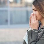 Чи можна закривати ніс і рот рукою під час чхання, розповіли медики
