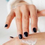 Дерматологи пояснили, як ефективно захистити шкіру рук взимку