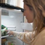 Стюардеса поділилася секретом, як розігріти їжу без плити та мікрохвильової печі