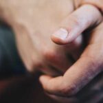 Чому доросла людина гризе нігті та чим це загрожує здоров’ю