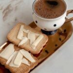 Список продуктів, які не рекомендується запивати чаєм та кавою через потенційну шкоду для здоров’я