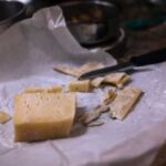 Цвіль на харчових продуктах: які можна їсти, а які краще викинути