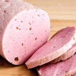 Для чого розумні господині заморожують ковбасу: не просто для тривалого зберігання