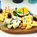З фруктами, медом й не тільки: з чим корисно їсти сир