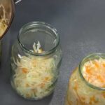 “Квашена капуста”: Скільки потрібно солі для засолювання 1 кг капусти та як її готувати