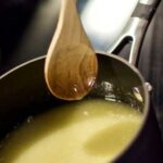 Медики пояснили, чи безпечно смажити на вершковому маслі