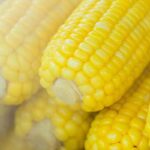 Досить однієї щіпки: що потрібно додати у воду при варінні кукурудзи — секрет м’якості та соковитост...
