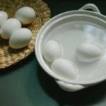 Що потрібно робити, щоб під час варіння яйця не тріскалися