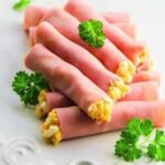 Смачна закуска: рулетики з шинкою і гострим вершковим кремом