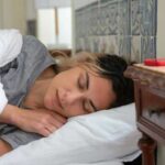 Яка поза для сну корисна для серця, а яка шкідлива