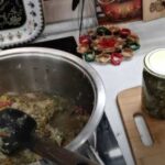 Усі браковані огірочки йдуть у справу — приготуйте з них пікантний соус Реліш