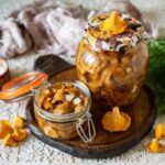Лисички на зиму: 15 легких та найсмачніших рецептів заготовок