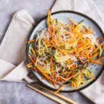 15 салатів з фунчозою та овочами, які готуються нашвидкуруч