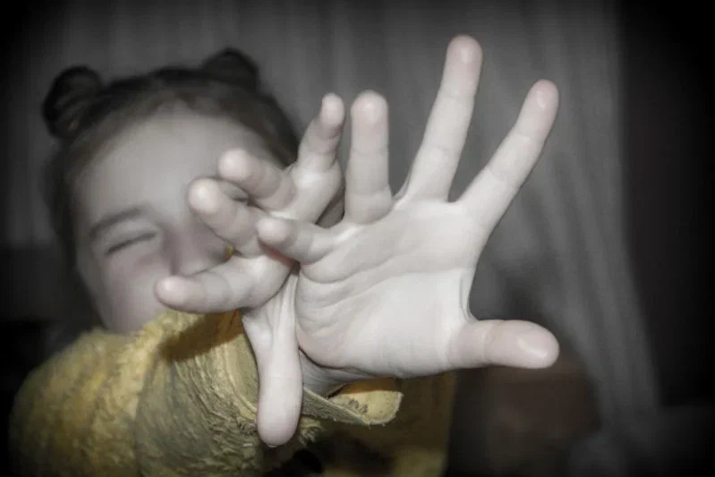Якщо дитина не хоче йти до школи після канікул: 3 тактики замість умовлянь Руки
