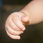 Як треба і як не потрібно тримати дитину, щоб не хворіли руки та спина: обійми приноситимуть щастя, ...