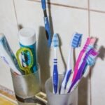 Електрична чи звичайна: яку зубну щітку вибрати