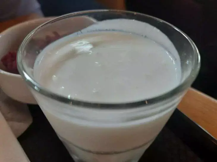 Кефір чи йогурт: який напій принесе більше користі вашому організму Кефир