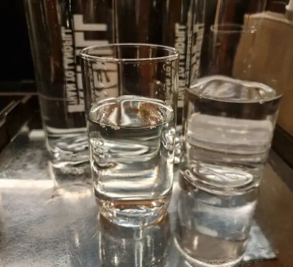 Як одна склянка води з ранку запускає жироспалювання: вчені довели, що ми пили воду неправильно