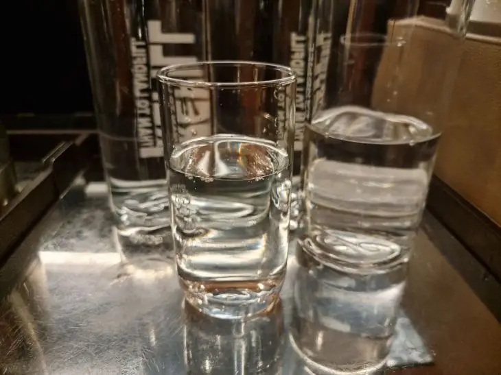 Як одна склянка води з ранку запускає жироспалювання: вчені довели, що ми пили воду неправильно вода