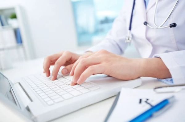 YouTube video player В Україні <!--more--/>запрацював кабінет пацієнта: чому це зручно” loading=”eager” decoding=”async” fetchpriority=”high” style=”color:transparent;margin:0;display:block;width:100%;height:auto” class=”block w-full h-auto max-w-full” width=”1500″ height=”993″ width=”1500″ height=”993″ /></p>
<p></span></p>
<p>В Україні запущено кабінет пацієнта — електронний сервіс, що відкриває доступ до декларацій і особистих даних в електронній системі охорони здоров’я, повідомляє <b>УНН</b>, посилаючись на Національну службу здоров’я України.</p>
<p>За відомостями НСЗУ, в електронному кабінеті можливо:</p>
<p>✅ подати декларацію сімейному лікареві або терапевту;</p>
<p>✅ переглянути діючі та попередні декларації;</p>
<p>✅ перевірити та відновити персональні дані в ЕСОЗ;</p>
<p>✅ змінити номер телефону, який використовується для ідентифікації в ЕСОЗ.</p>
<p>Це основний функціонал, який буде вдосконалюватися надалі. Згодом у кабінеті з’являться медичні записи, результати аналізів та електронні рецепти — як з місцевих систем, так і з національної – вказано в повідомленні.</p>
</p>
<p><iframe width=