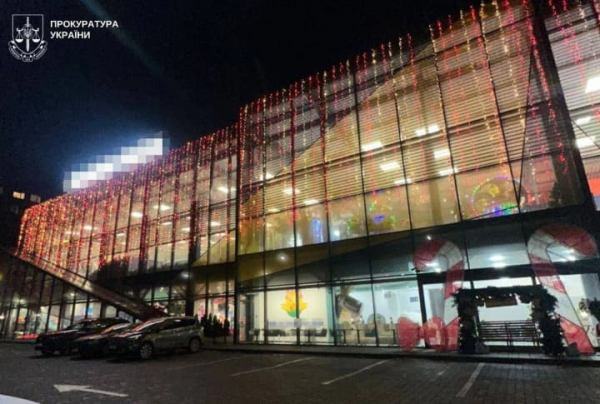 У Львові <!--more--/>масове отруєння дітей після відвідування розважального центру” loading=”eager” decoding=”async” fetchpriority=”high” style=”color:transparent;margin:0;display:block;width:100%;height:auto” class=”block w-full h-auto max-w-full” width=”1500″ height=”1010″ width=”1500″ height=”1010″ /></p>
<p></span></p>
<p>У Львові зафіксували масове харчове отруєння дітей після візиту до розважального комплексу – загалом 21 особа, включаючи 18 неповнолітніх, – розпочато кримінальне провадження, повідомили у Львівській обласній прокуратурі у вівторок, інформує <b>УНН</b>.</p>
<blockquote>
<p class=