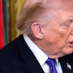 Адміністрація президента роз'яснила причину висипки на шиї Трампа – застосування запобіжного лосьйон...