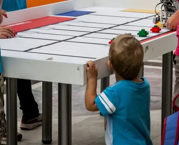 Де проходить грань між опікою та гіперопікою: тест…