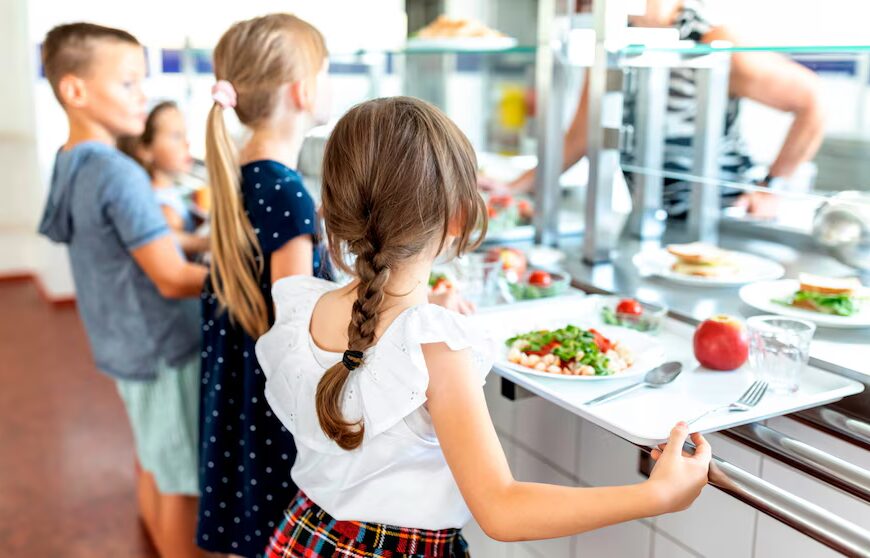 Адміністрація Трампа просуває оновлені настанови щодо харчування: чи покращаться шкільні&hellip;