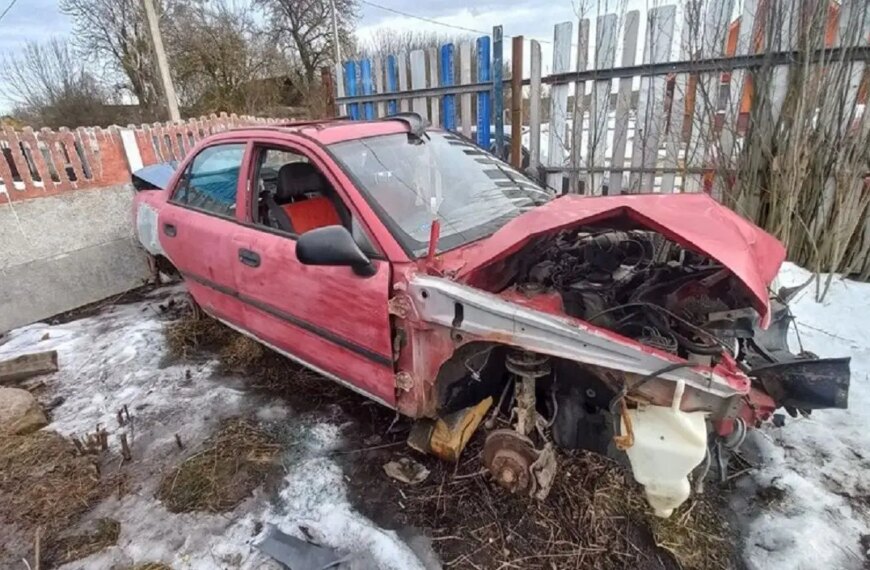 У Дятлово батько дав юному синові проїхати чужим автомобілем. Той розбив його…