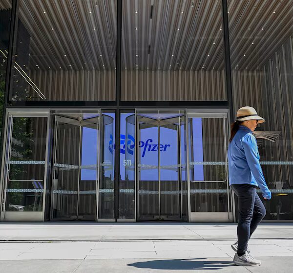 Медики заявляють про “багатообіцяючі” підсумки тестування вакцини Pfizer…