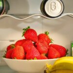 Зелень в'яне за день, а сир пліснявіє? 5 продуктів, які ви зберігаєте неправильно