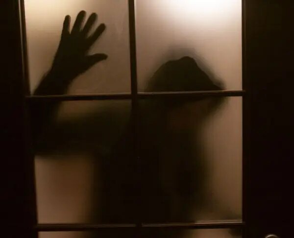 Дитячі страхи: звідки береться страх темряви і як…