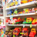 Сльози в магазині: як реагувати, якщо дитина потребує іграшку істерикою