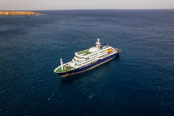 Лайнер MV Hondius зі спалахом хантавірусу прибув до узбережжя Тенерифе
