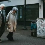 Поганий сон у літніх батьків? Не ведіть їх на формальні прогулянки.