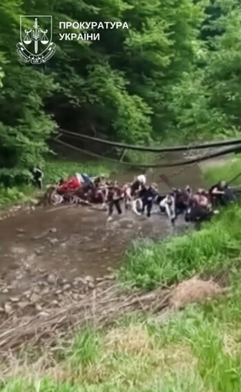 На Буковині розслідують інцидент з дітьми на мосту: шестеро травмовані